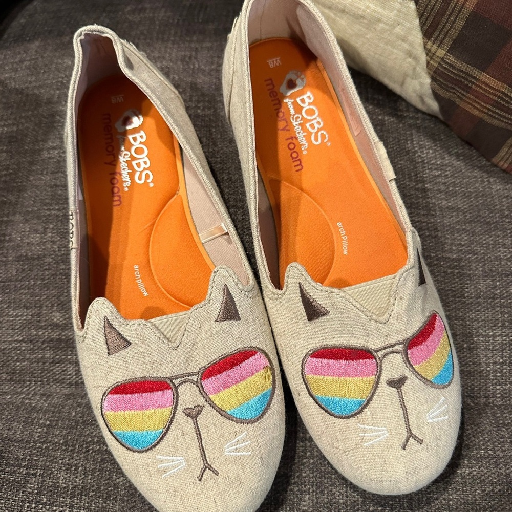 Bob’s from Skechers Cat Slip-On Flats with Rainbow Sunglasses size 8W